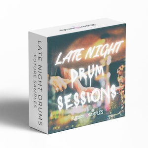 Könnte beinhalten: Eine weiße Box mit dem Text "LATE NIGHT DRUMS FUTURE SAMPLES" an der Seite. Die Vorderseite der Box zeigt die Worte "LATE NIGHT DRUM SESSIONS" in einer Schriftart im Neon-Stil über einem verschwommenen Bild eines Schlagzeugers.