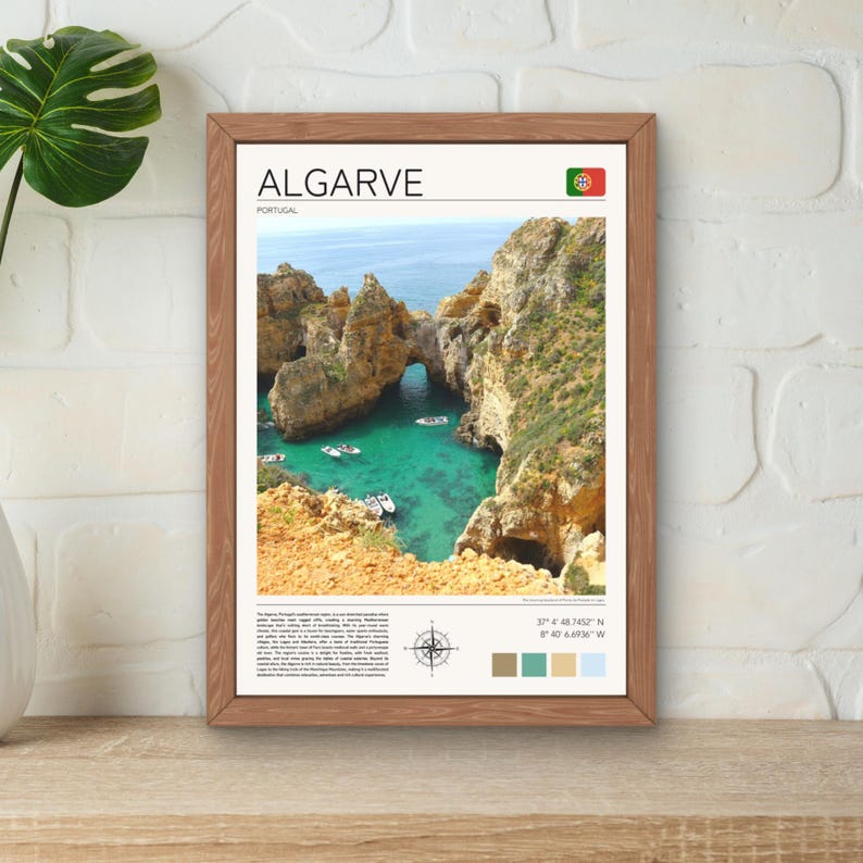 Pu&ograve; includere: Una stampa incorniciata con una fotografia di una costa rocciosa nell'Algarve, in Portogallo. L'immagine mostra una baia blu turchese con barche e una formazione rocciosa con un arco naturale. La stampa include il testo "ALGARVE" e "PORTUGAL" insieme alle coordinate 37&deg; 4' 48.7452" N 8&deg; 47' 6.6996" W.