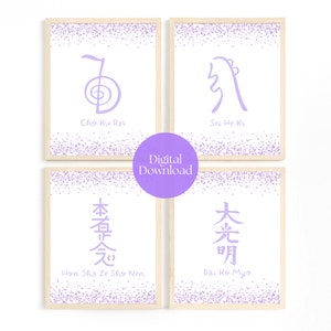 Op de afbeelding: Vier afdrukbare digitale downloads van Japanse Reiki-symbolen met hun Engelse namen. De symbolen zijn paars op een witte achtergrond met een paarse glitteroverlay. De symbolen zijn Cho Ku Rei, Sei He Ki, Hon Sha Ze Sho Nen en Dai Ko Myo.