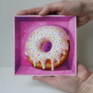 Arte original único de donuts al óleo pequeños para la decoración de la cocina Imagen pequeña y dulce Pintura al óleo original Pintura Donut en una caja rosa Decoración brillante