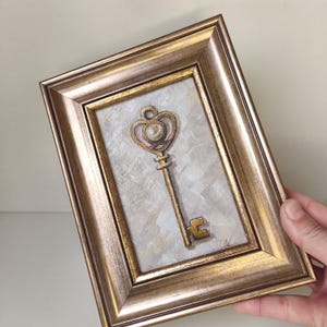 Oljemålning med gyllene nyckel och pärlor, original 6x4 inramad symbolisk väggkonst bild 2