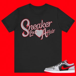 Jordan 1 Low Black Cement/Fire Red - Sneaker Love Affair - Unisex Sneaker Pasujące koszulki
