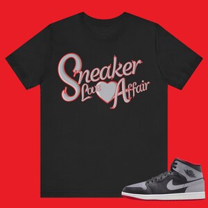 Jordan 1 Mid Czarny/Ognista czerwień/Biały/Szary cementowy - Sneaker Love Affair - Unisex Sneaker Pasujące koszulki
