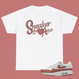 Air Max 1 WMNS Biały / Canyon Różowy - Sneaker Love Affair - Unisex Heavy Cotton Sneaker Dopasowana koszulka