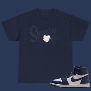 Jordan 1 High OG Midnight Navy - Sneaker Love Affair - Unisex Heavy Cotton Sneaker Dopasowana koszulka