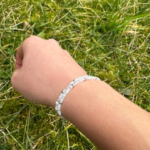 Perlenarmband im Boho-Stil silber-weiß minimalistisch Armband aus Rocailles-Perlen Gummiband Bild 1