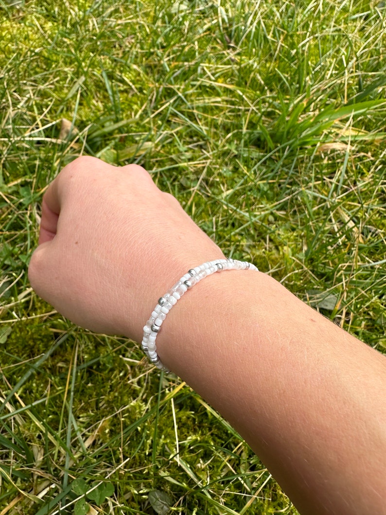 Perlenarmband im Boho-Stil silber-weiß minimalistisch Armband aus Rocailles-Perlen Gummiband Bild 1