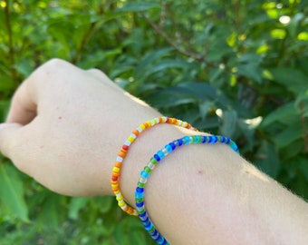 Perlenarmband im Boho-Stil | minimalistisch | Armband aus Rocailles-Perlen | Gummiband | grün - blau | gelb - orange