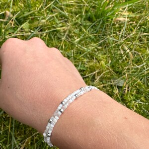 Perlenarmband im Boho-Stil silber-weiß minimalistisch Armband aus Rocailles-Perlen Gummiband Bild 2