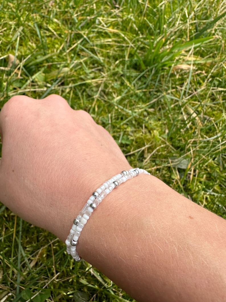 Perlenarmband im Boho-Stil silber-weiß minimalistisch Armband aus Rocailles-Perlen Gummiband Bild 2