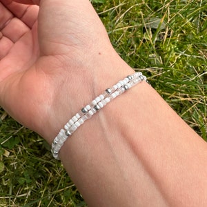 Perlenarmband im Boho-Stil silber-weiß minimalistisch Armband aus Rocailles-Perlen Gummiband Bild 4