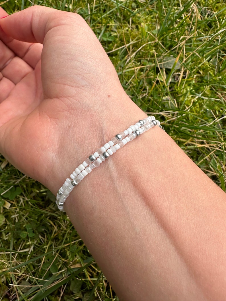 Perlenarmband im Boho-Stil silber-weiß minimalistisch Armband aus Rocailles-Perlen Gummiband Bild 4