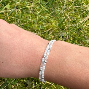 Perlenarmband im Boho-Stil silber-weiß minimalistisch Armband aus Rocailles-Perlen Gummiband Bild 3