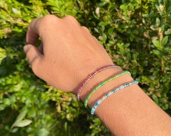 Perlenarmband im Boho-Stil | minimalistisch | Armband aus Rocailles-Perlen | Gummiband | grün - blau - lila