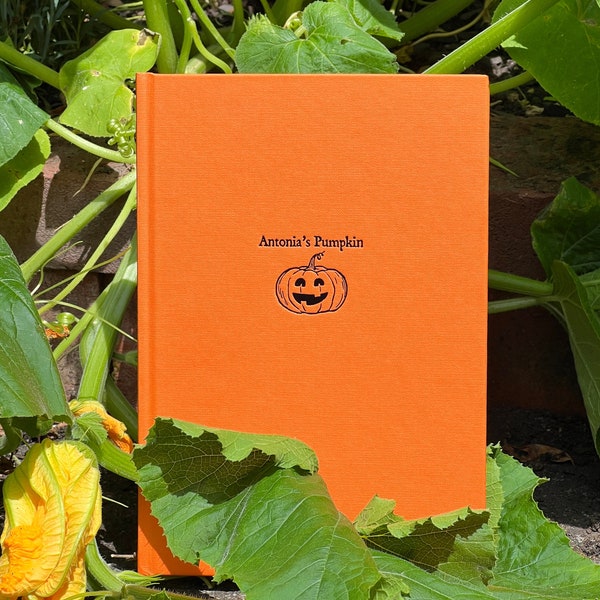 Antonias Kürbis, ein traditionelles Geschichtenbuch über die Freude der Familie, den Anbau von Kürbissen und Halloween! :) @antoniaspumpkin.