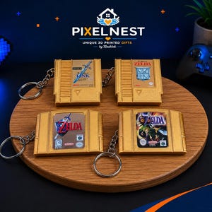 Pode incluir: Quatro porta-chaves dourados em forma de cartuchos de videojogos vintage. Dois são cartuchos retangulares estilo NES e dois são cartuchos mais largos estilo N64. Cada um apresenta um rótulo com a marca The Legend of Zelda, incluindo Link e Majora's Mask.