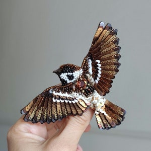 Handmade beaded sparrow brooch Realistic beaded bird brooch Embroidered pin Gift for bird lovers Hair clip Mom grandma gift Christmas gift