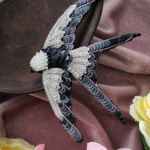 オーダーメイドのツバメブローチ、ビーズの黒い鳥のピン、ラペルピン、刺繍の鳥のバッジ、ツバメのジュエリー、記念品ギフト、ビーズのキーホルダー