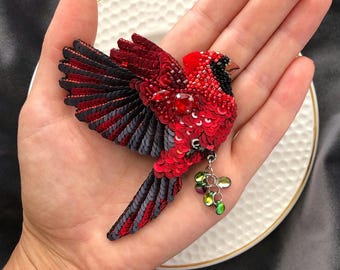 Handgemaakte vogelbroche met kralen rode kardinaalbroche kerstcadeau geborduurde vogelpatch, cadeau voor vogelliefhebbers, noordelijke kardinaalspeld