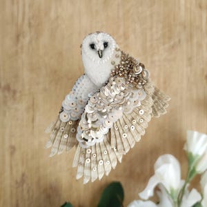 注文する メンフクロウのビーズブローチ。手作りのビーズ鳥ブローチ。刺繍ビーズメンフクロウペンダント。シロフクロウのピン フクロウジュエリー 動物パッチ