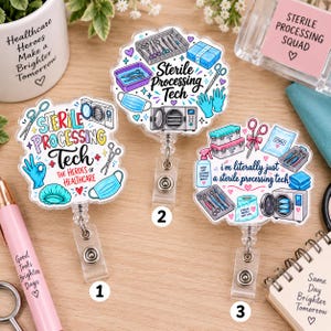 Op de afbeelding: Drie ronde badgehouders van acryl met kleurrijke illustraties van medische instrumenten, autoclaven en chirurgisch gereedschap. Elke houder toont tekst zoals Sterile Processing Tech en is voorzien van doorzichtige plastic clips en oprolmechanismen.