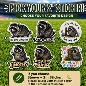 K&ouml;nnte beinhalten: Sechs 5 cm gro&szlig;e Aufkleber mit Waschb&auml;ren-Illustrationen. Die Designs umfassen: 1. 'BE LIKE JIMOTHY', 2. 'STAY WEIRD', 3. 'it's ok to be weird', 4. 'TEAM JIMOTHY', 5. 'JIMOTHY ATE MY TRASH', 6. 'it's ok to be different' mit bunten Sternen.