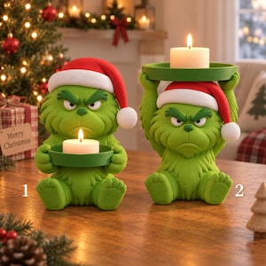 Puede incluir: Dos figuras verdes, peludas y sentadas con gorros de Papá Noel rojos y blancos, cada una sosteniendo una pequeña bandeja circular verde con una vela blanca encendida. La figura uno sostiene la bandeja al frente, la dos sobre la cabeza.