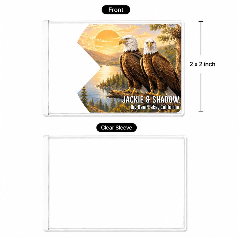 Puede incluir: Una tarjeta rectangular de 5,08 x 5,08 cm con dos &aacute;guilas calvas posadas en una rama sobre un lago al atardecer. El texto dice JACKIE & SHADOW Big Bear Lake, California. La tarjeta se muestra con una funda transparente y una etiqueta frontal.
