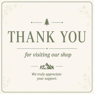 K&ouml;nnte beinhalten: Eine quadratische Dankeskarte mit cremefarbenem Hintergrund und dunkelgr&uuml;nem Text. Die Karte zeigt die Worte THANK YOU for visiting our shop und We truly appreciate your support, verziert mit einem kleinen Tannenbaum, Bergsymbol und floralen Akzenten.
