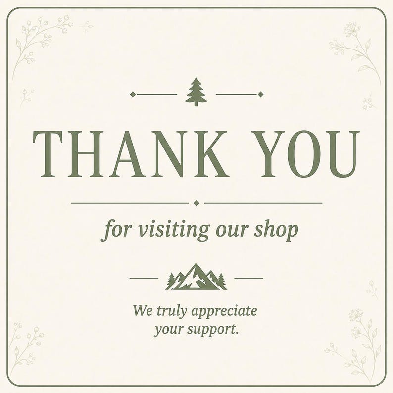 K&ouml;nnte beinhalten: Eine quadratische Dankeskarte mit cremefarbenem Hintergrund und dunkelgr&uuml;nem Text. Die Karte zeigt die Worte THANK YOU for visiting our shop und We truly appreciate your support, verziert mit einem kleinen Tannenbaum, Bergsymbol und floralen Akzenten.