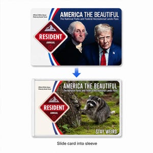 K&ouml;nnte beinhalten: Ein Karten- und H&uuml;llenset mit dem Titel America The Beautiful National Parks and Federal Recreational Lands Pass. Die Karte zeigt George Washington und Donald Trump. Die H&uuml;lle zeigt einen Waschb&auml;ren und den Text Stay Weird.