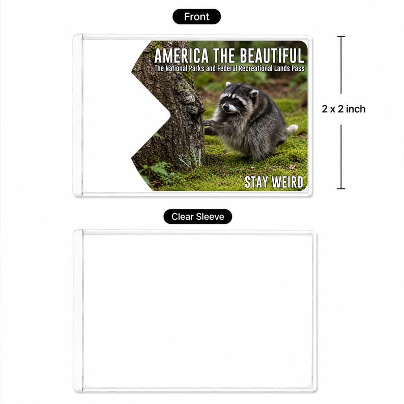 K&ouml;nnte beinhalten: Ein rechteckiger 5,08 x 5,08 cm Ausweishalter mit einem Waschb&auml;ren auf einem Baumstamm, dem Text AMERICA THE BEAUTIFUL The National Parks and Federal Recreational Lands Pass und STAY WEIRD, sowie einer leeren, transparenten Schutzh&uuml;lle.