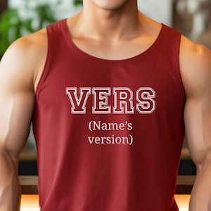 Puede incluir: Un tanque rojo con la palabra "VERS" en texto blanco con un contorno blanco. Debajo de la palabra "VERS" está el texto "(Name's version)" en texto blanco.