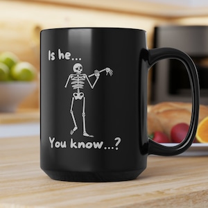 Ist He You Know Gay Skelett mit schlaffem Handgelenk Gay Pride 15oz schwarze Tasse, queer, Bisexuell, lustiges Coming Out Geschenk für Gay Guy, Boyfriend, LGBTQ