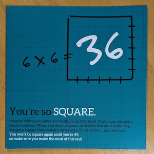 Può includere: Un biglietto blu turchese con un motivo a griglia nera e il testo "You're so SQUARE." Il biglietto presenta un quadrato nero con il numero 36 all'interno e l'equazione 6 x 6 = 36 scritta sotto.