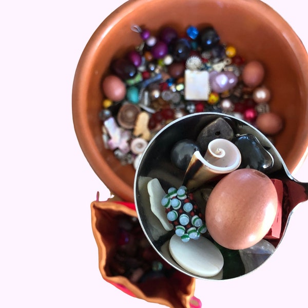 Borsa misteriosa con perline: zuppa di metallo, pietre preziose e perle di vetro in custodia di velluto