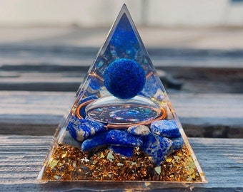 Boule de lapis-lazuli en cristal Pyramide d'orgonite - Pierre à rouler en feuille d'or Guérisseur méditant