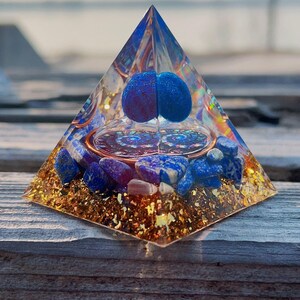 cristal Lapislázuli bola Orgonita Pirámide Hoja de oro piedra rodante Meditador curativo imagen 2