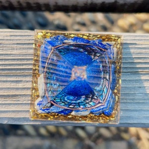 kristal Lapis lazuli bal Orgonite Piramide Bladgoud rollende steen Helende mediteerder afbeelding 3