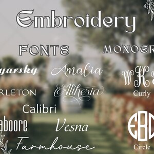 Pu&ograve; includere: Un'immagine di graphic design che mostra diversi stili di font da ricamo e monogrammi. I font includono Boyarsky, Amalia, Altheria, Carlton, Calibri, Kaboore, Vesna e Farmhouse. Gli stili di monogramma includono Curly e Circle.