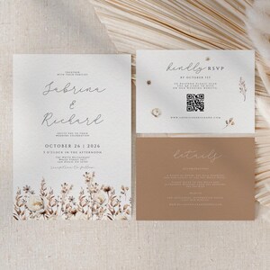 Puede incluir: Un conjunto de papelería de boda con una invitación, una tarjeta de confirmación de asistencia y una tarjeta de detalles. La invitación incluye los nombres "Jabrina & Richard" y la fecha "26 de octubre de 2026". Las tarjetas tienen un diseño floral y una paleta de colores neutros.