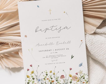 Pode incluir: Um convite de batismo branco com uma borda floral. O convite diz "Por favor, junte-se a nós para o batismo de nossa filha Annabelle Kendall, sábado, 26 de agosto às 5:00 PM, Igreja de São Antônio, 214 White Street, San Diego, CA 92101. RSVP para 123-456-7890."