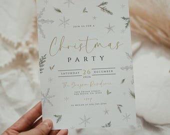 Può includere: Un invito a una festa di Natale con testo dorato e illustrazioni di fiocchi di neve e rametti di pino. L'invito include la data, l'ora e i dettagli del luogo. L'invito è tenuto in mano.