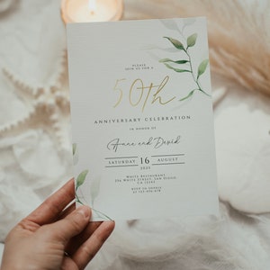 Pu&ograve; includere: Un invito bianco con lettere dorate che annunciano una celebrazione del 50&deg; anniversario per Anna e David. L'evento si terr&agrave; sabato 16 agosto 2025 al ristorante White a San Diego, California. RSVP a Sophie al 123-456-678.