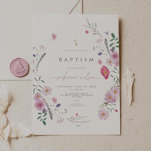 Può includere: Invito al battesimo con elementi floreali. L'invito presenta il testo "Battesimo di nostra figlia Sabrina Wilson" e i dettagli dell'evento. Sono visibili anche un sigillo di cera rosa e una busta.
