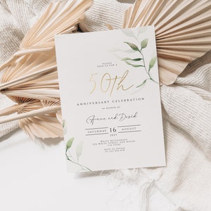 Pu&ograve; includere: Un invito bianco con lettere dorate che annunciano una celebrazione del 50&deg; anniversario per Anne e David. La carta presenta un'illustrazione ad acquerello di foglie verdi e fiori bianchi.
