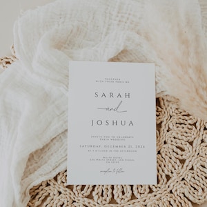 K&ouml;nnte beinhalten: Eine Hochzeitseinladung mit den Namen "Sarah und Joshua" in minimalistischem Design. Die Einladung enth&auml;lt Datum, Uhrzeit und Ort: Samstag, 21. Dezember 2026, um 15 Uhr im White Hotel in San Diego, CA.