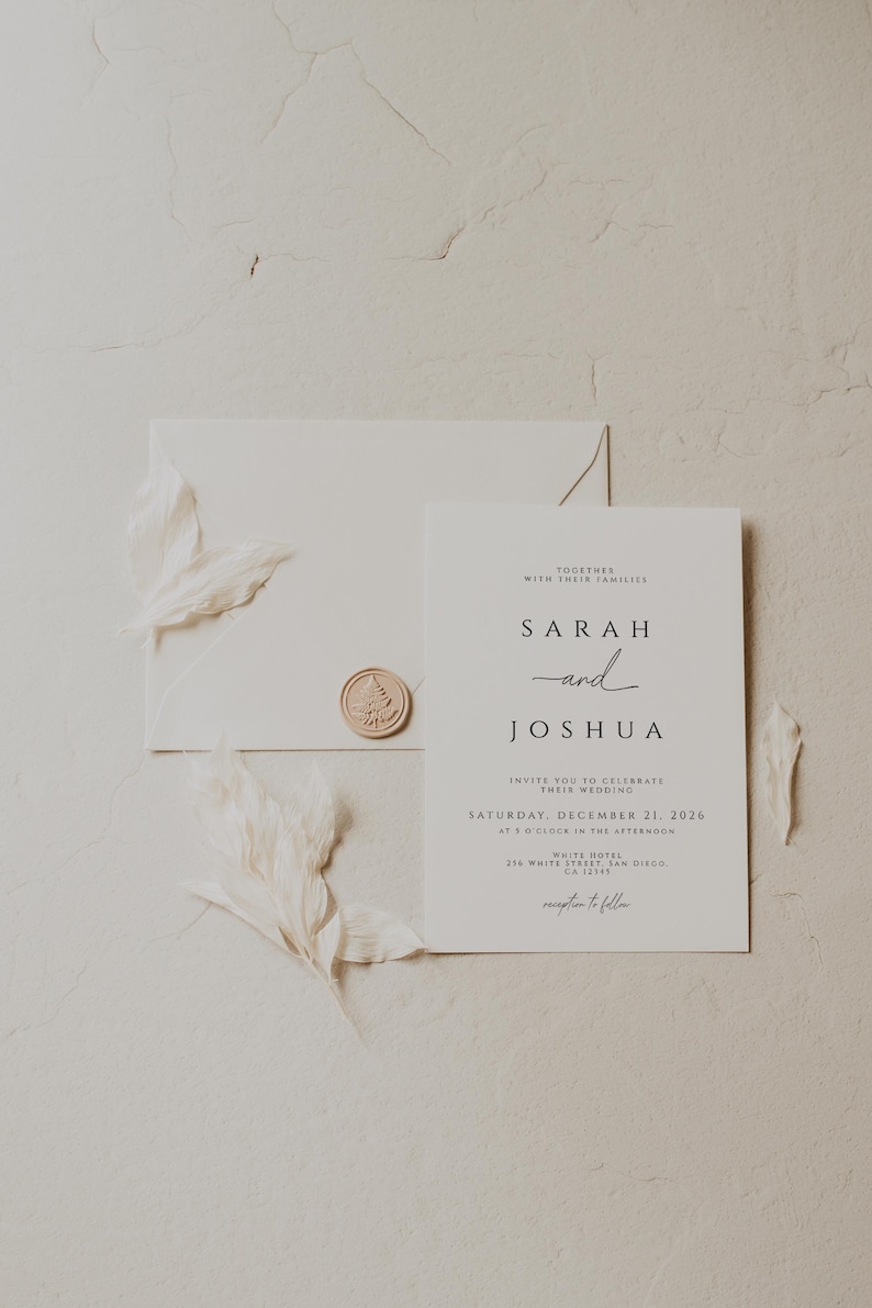 K&ouml;nnte beinhalten: Elegante Hochzeitseinladung mit cremefarbener Einladungskarte, Umschlag und Wachssiegel. Die Einladung enth&auml;lt die Namen "Sarah und Joshua" und Hochzeitsdetails. Dekorative Federn sorgen f&uuml;r eine zarte Note.