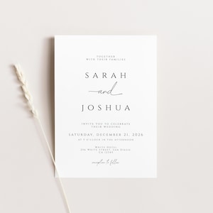 K&ouml;nnte beinhalten: Eine minimalistische Hochzeitseinladung auf wei&szlig;em Karton. Der Text enth&auml;lt die Namen "Sarah und Joshua", das Datum, die Uhrzeit und den Ort der Hochzeit. Ein Zweig getrocknetes Gras ist im Hintergrund.