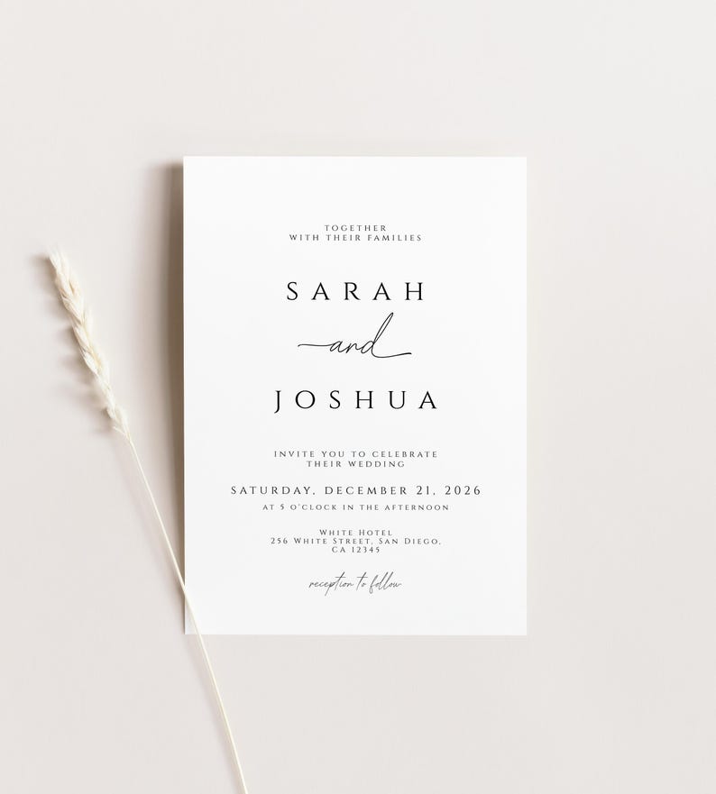 K&ouml;nnte beinhalten: Eine minimalistische Hochzeitseinladung auf wei&szlig;em Karton. Der Text enth&auml;lt die Namen "Sarah und Joshua", das Datum, die Uhrzeit und den Ort der Hochzeit. Ein Zweig getrocknetes Gras ist im Hintergrund.